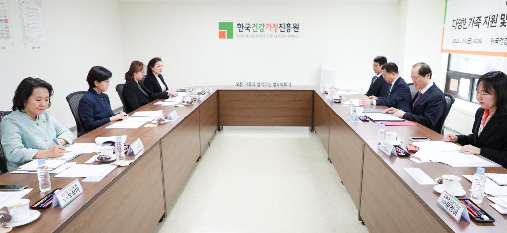 현장간담회에서 경청하는 참여자들